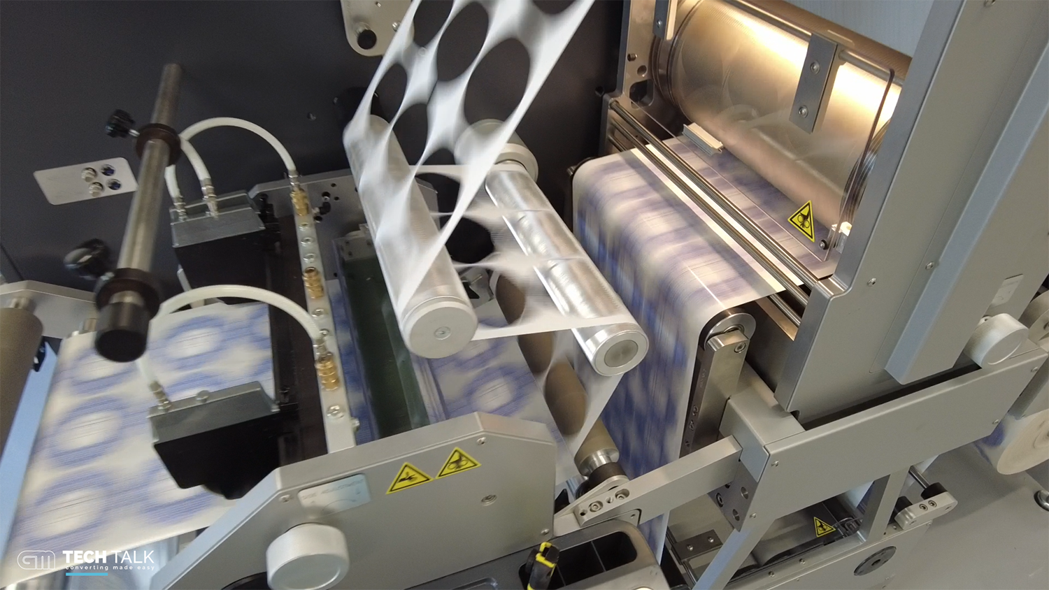 DC330Mini - la macchina di piccolo ingombro più veloce sul mercato. Lavora in linea con qualsiasi stampante digitale.